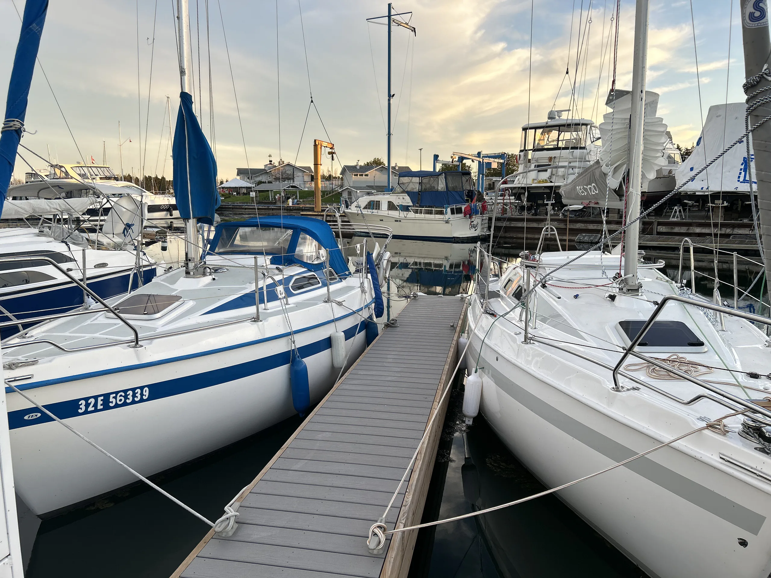 TES 24' 720BT exterior