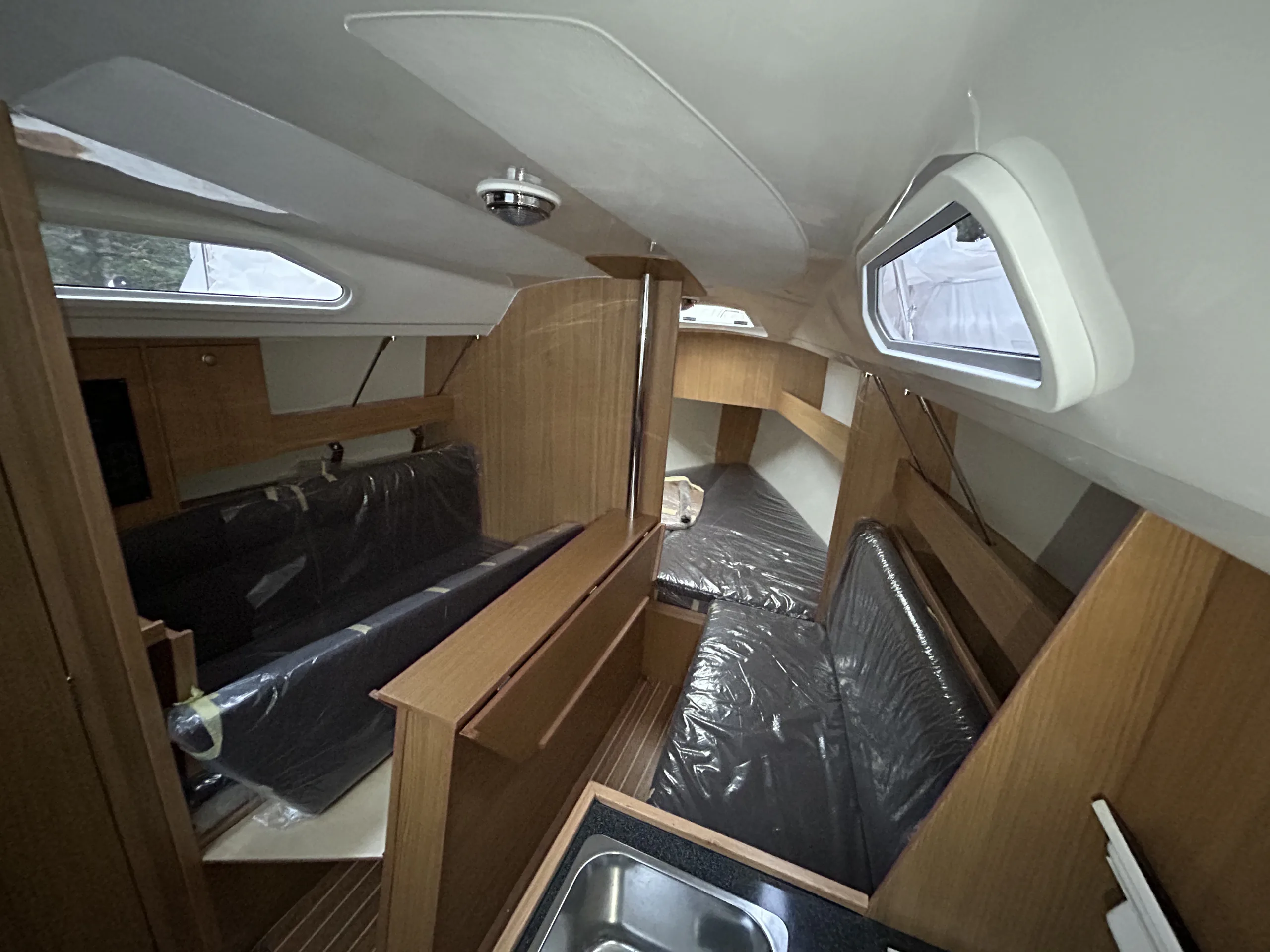 TES 24' 720BT interior