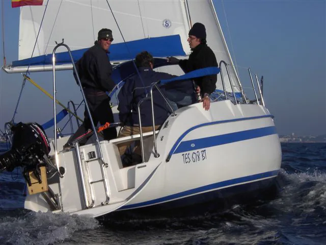 TES 24' 720BT sailing