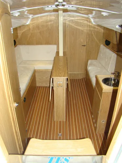 TES 28' Magnam interior