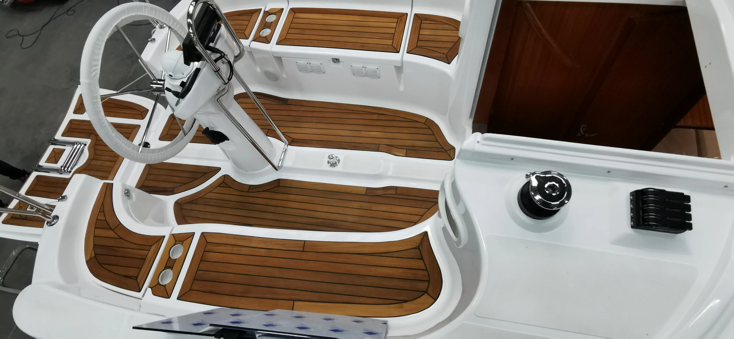 TES 28' Magnam interior