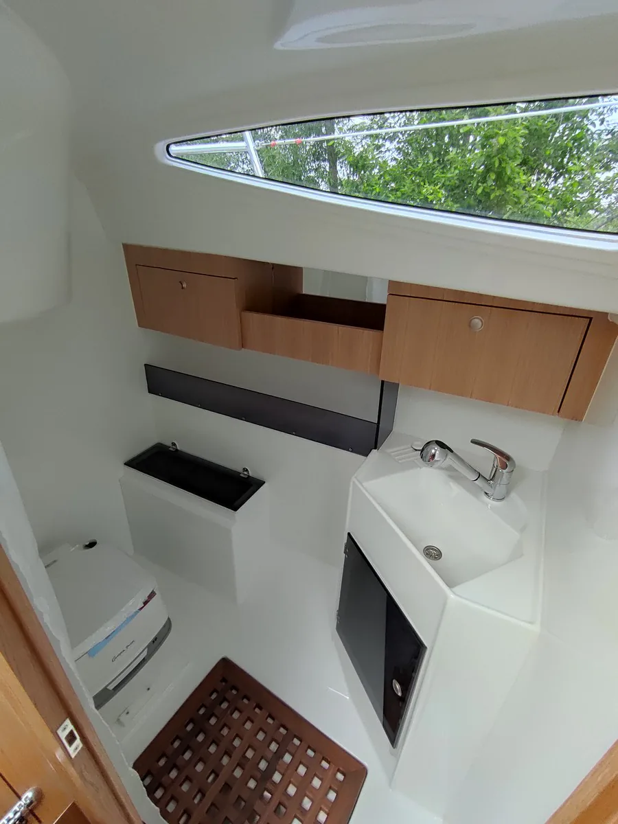 TES 28' Magnam interior