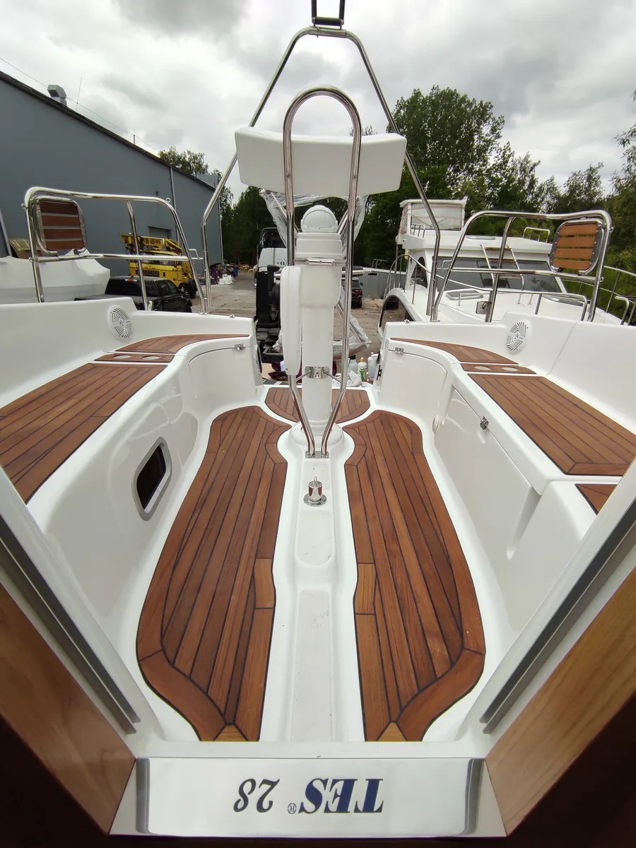 TES 28' Magnam interior