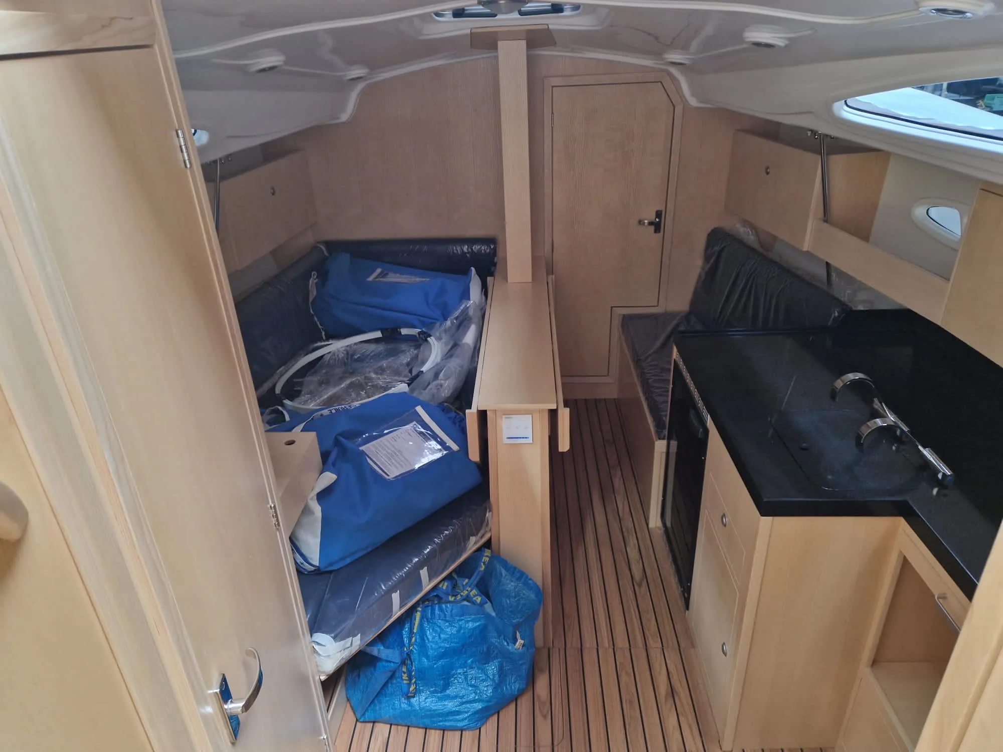 TES 28' Magnam interior