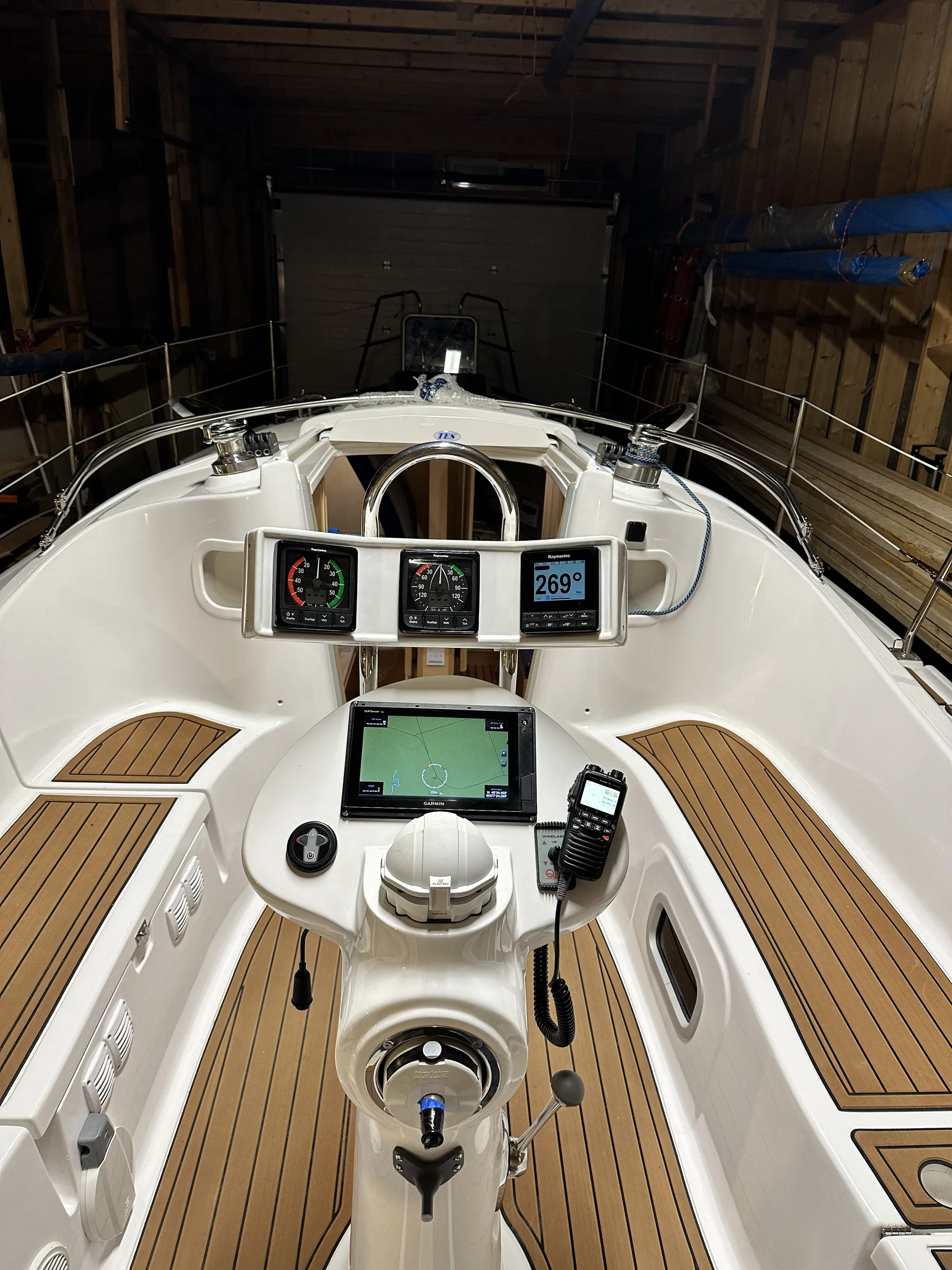TES 28' Magnam interior