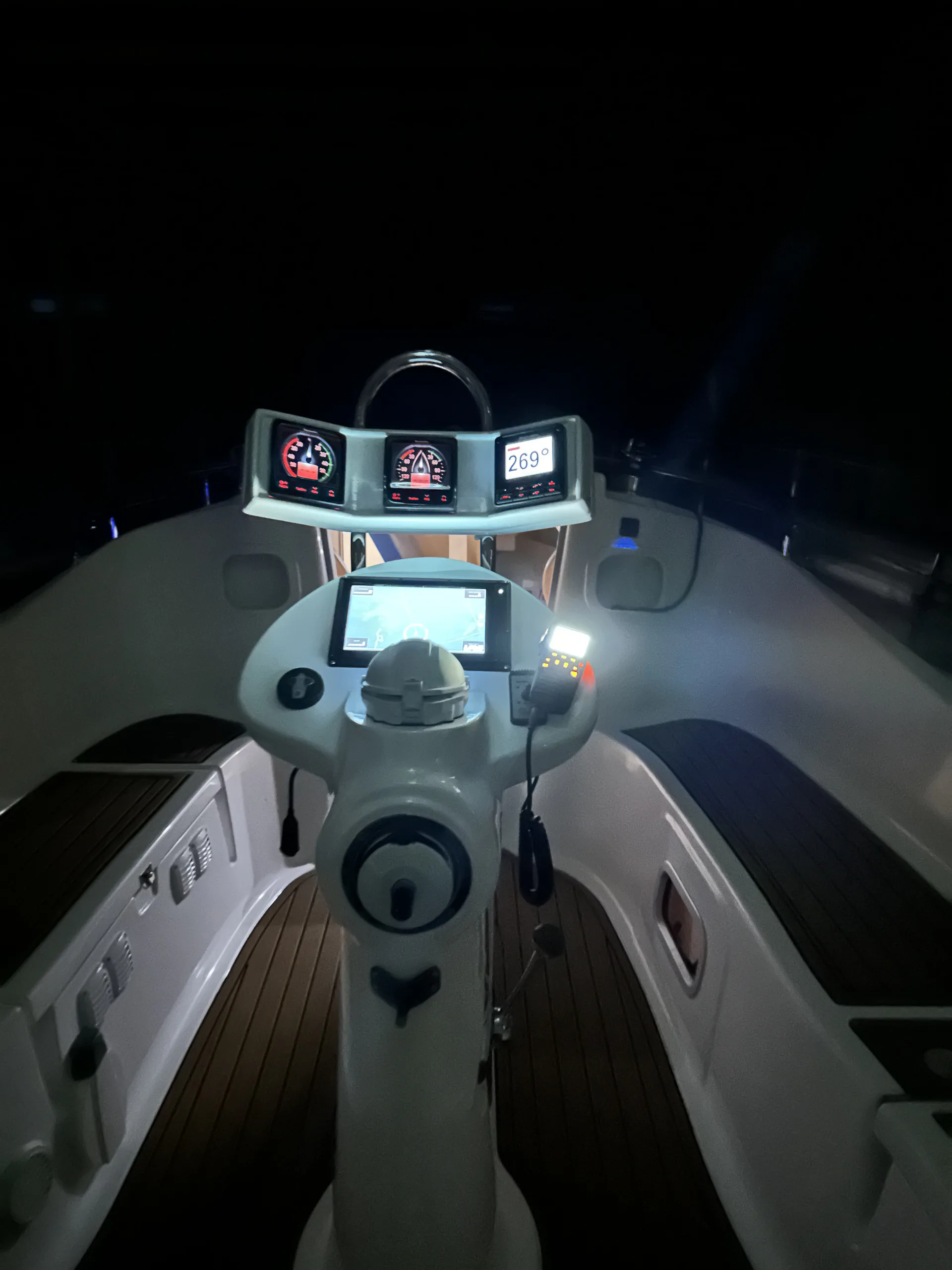 TES 28' Magnam interior