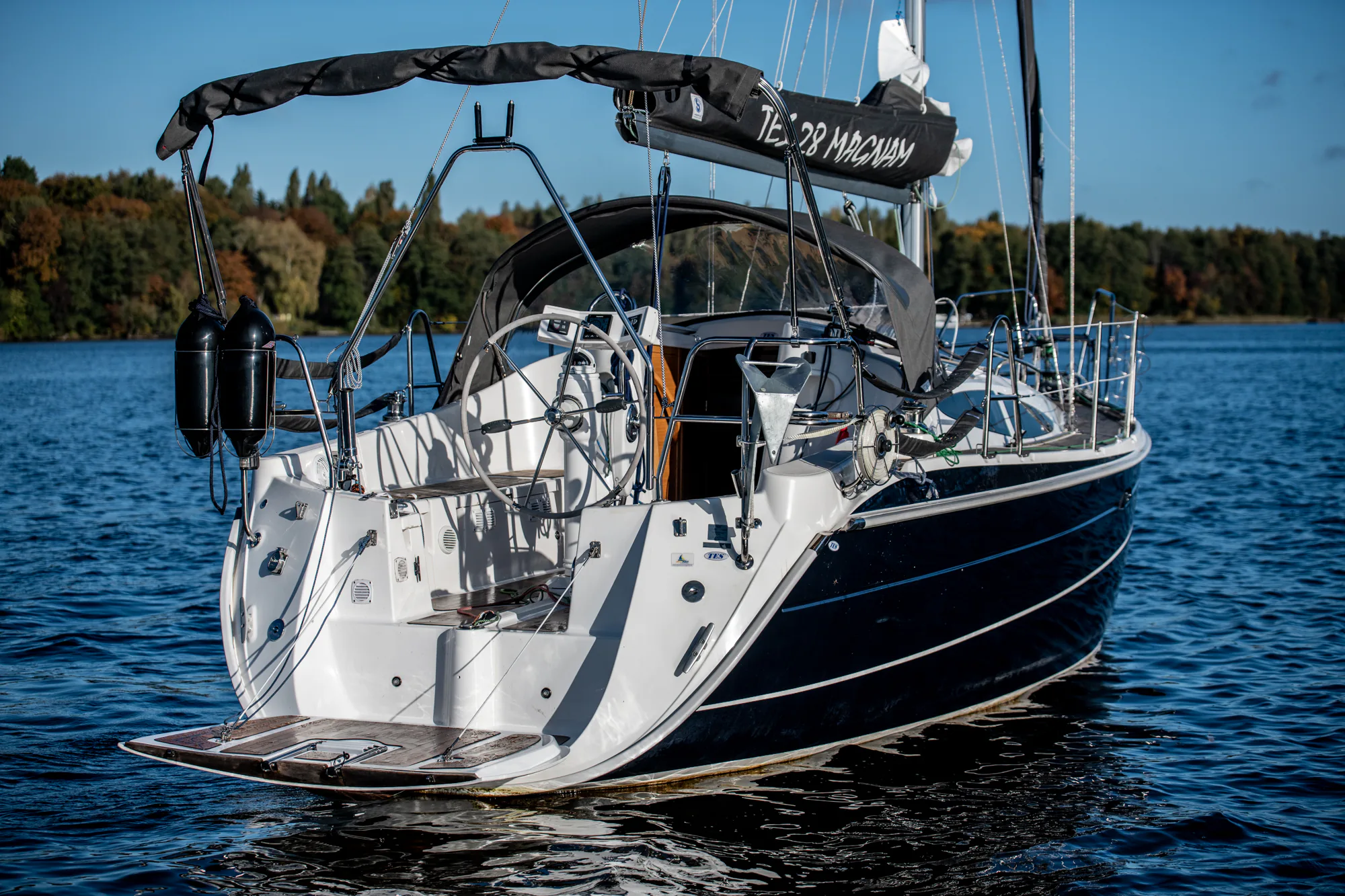TES 28' Magnam sailing