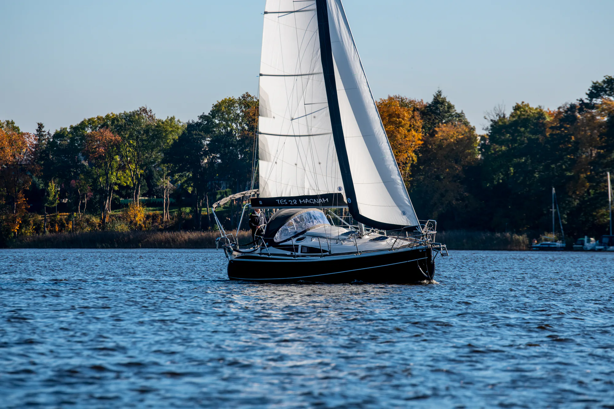 TES 28' Magnam sailing