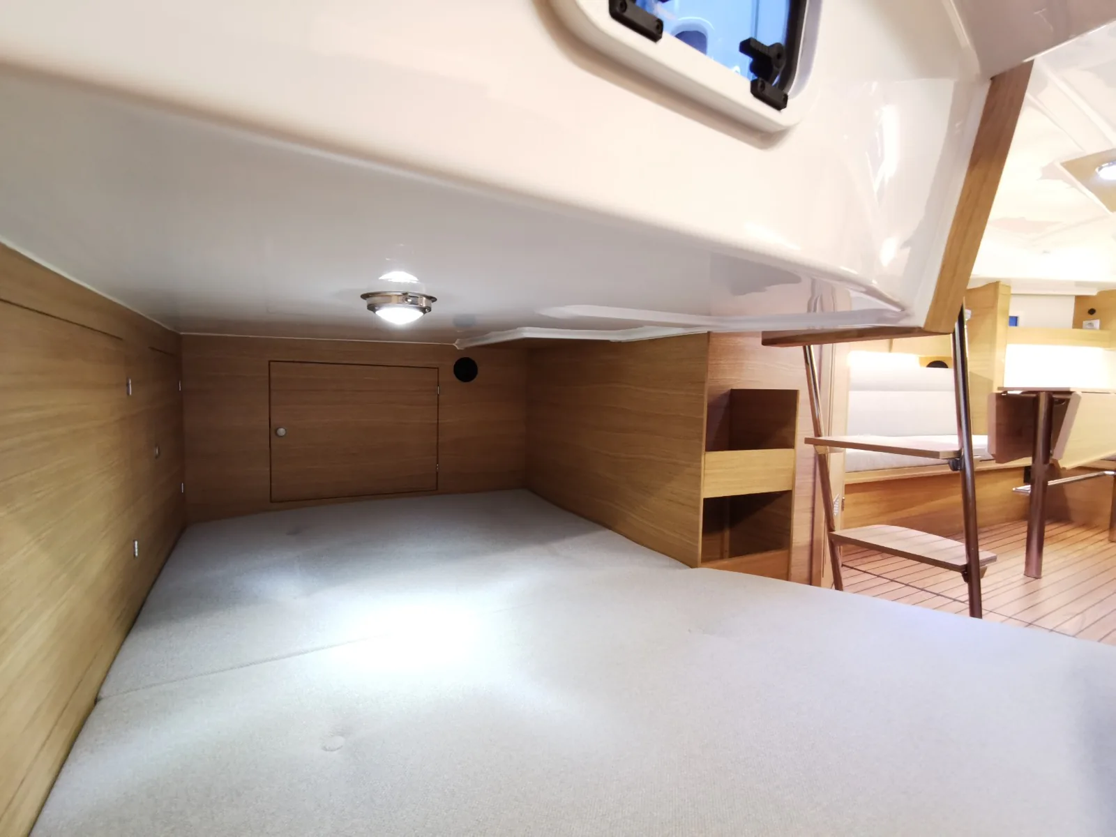 TES 26' Versus interior