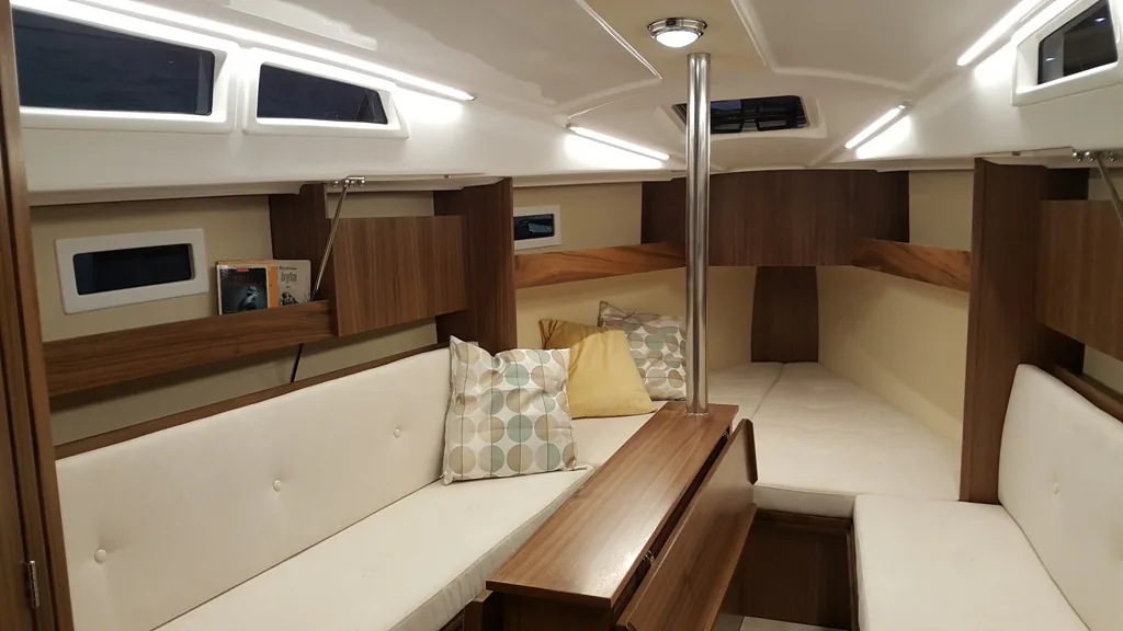 TES 26' Versus interior