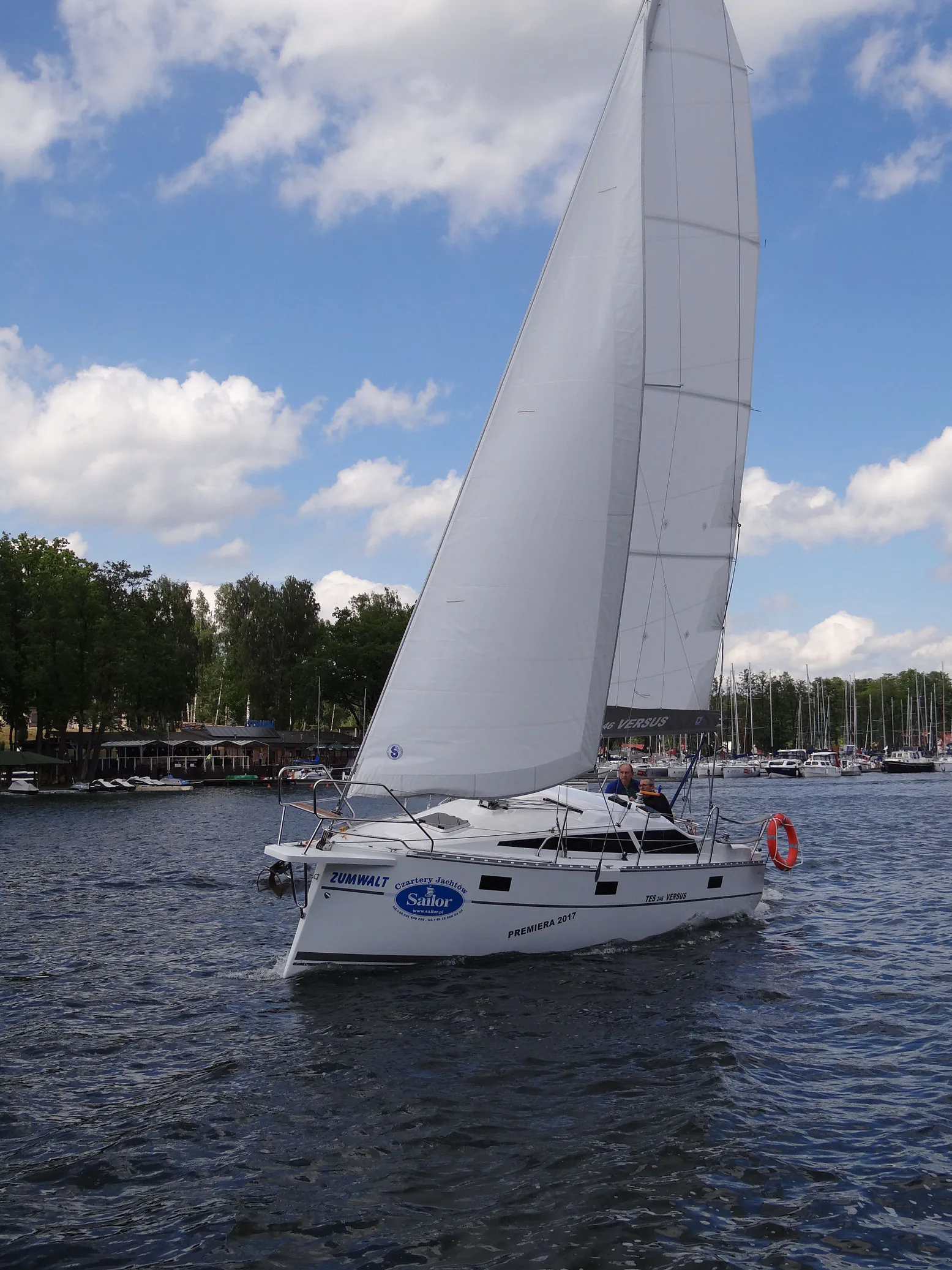 TES 26' Versus sailing