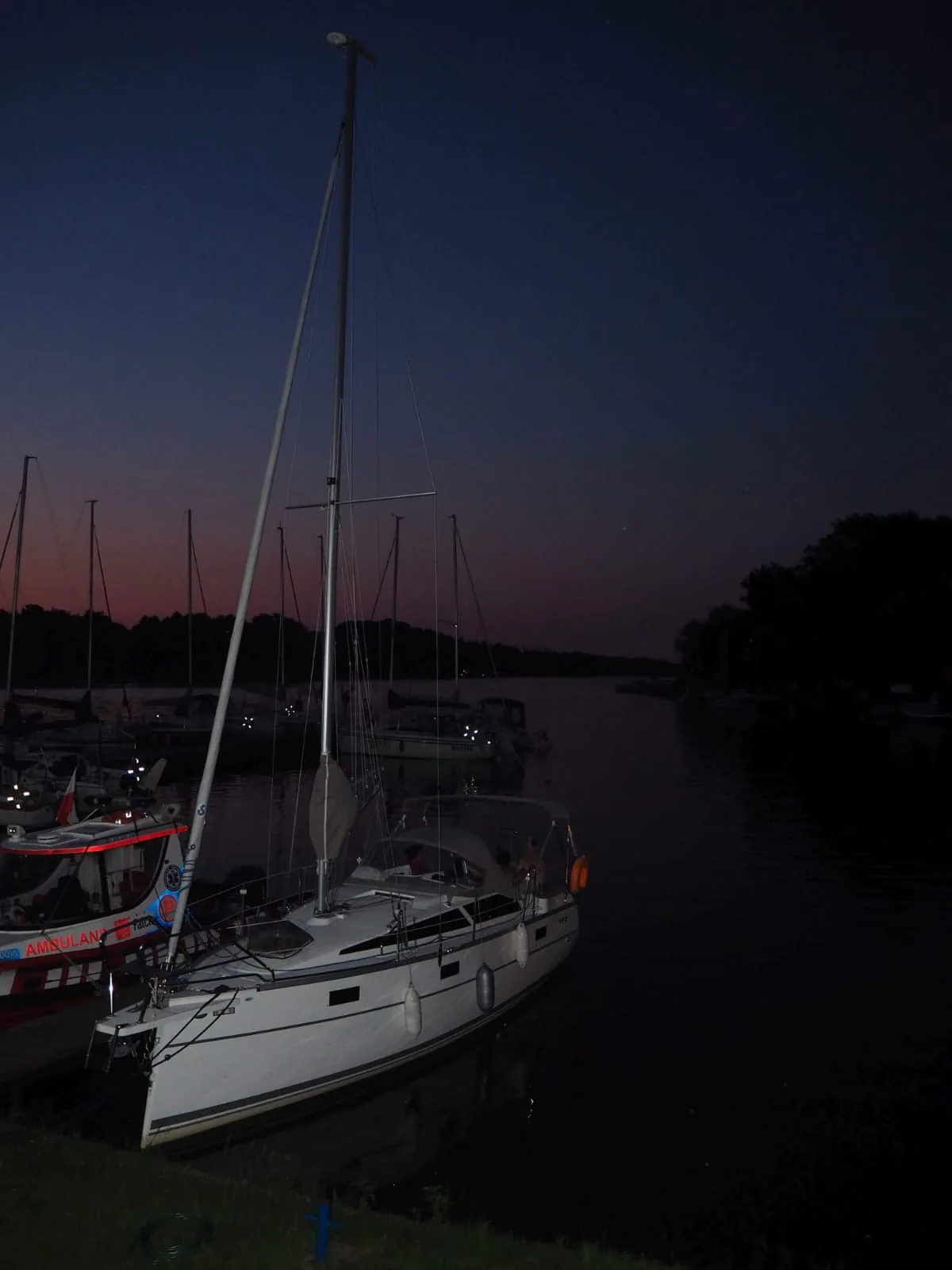 TES 26' Versus sailing
